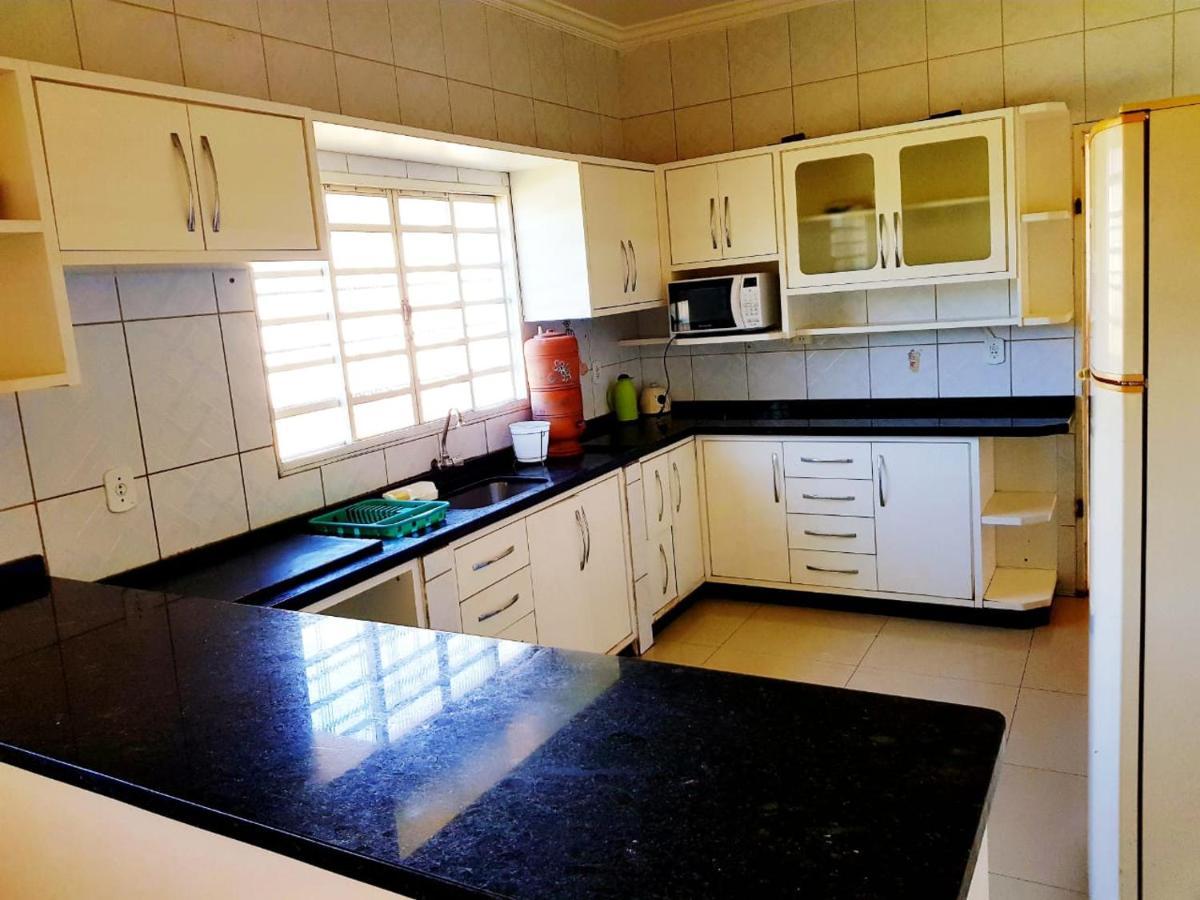 Otima Casa Caldas Novas 2 Km Do Centro Para Ate 14 Pesssoas Com Piscina Aquecida, Churrrasqueira, Wifi Exterior foto