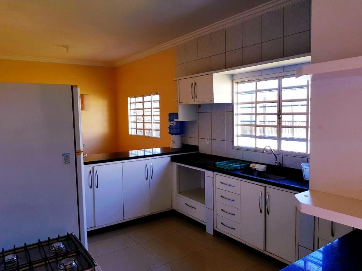 Otima Casa Caldas Novas 2 Km Do Centro Para Ate 14 Pesssoas Com Piscina Aquecida, Churrrasqueira, Wifi Exterior foto